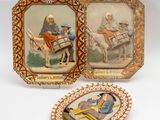 deux assiettes sur lesquelles figurent des photos de personnes et une assiette sur laquelle figure la photo d'un homme à cheval