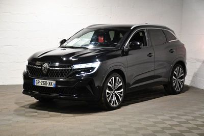 Le SUV noir est garé dans un garage dont le sol est en damier.