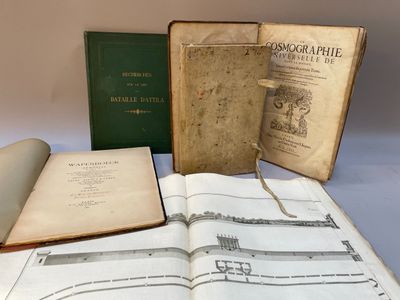 plusieurs vieux livres posés sur une table les uns à côté des autres