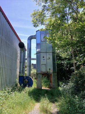 un wagon de train garé à côté d'un bâtiment