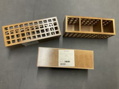 Trois boîtes de tailles et de formes différentes sont posées sur une table