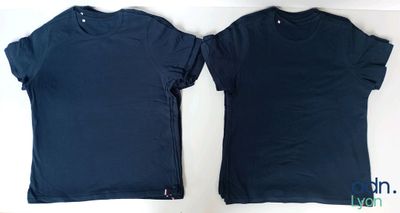 deux t-shirts munis de fermetures éclair à l'avant et à l'arrière
