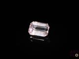 gros plan d'un diamant rose sur une surface noire