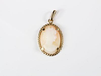 Pendentif ovale en or centré d'un camée coquillage. Haut. 24…