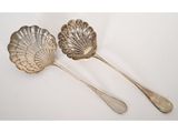 une paire de cuillères en argent et une cuillère dont le manche a la forme d'un coquillage