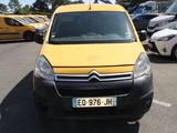 une camionnette jaune garée dans un parking