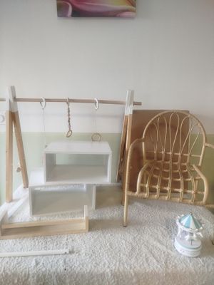 une maison de poupées avec une balançoire et une chaise dans la pièce