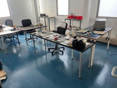 - 2 tables de travail - 2 tables de bureau