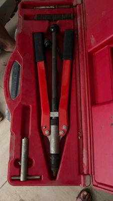 une boîte à outils rouge avec des outils sur le sol