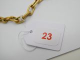 une étiquette portant le numéro 23, suspendue à une chaîne
