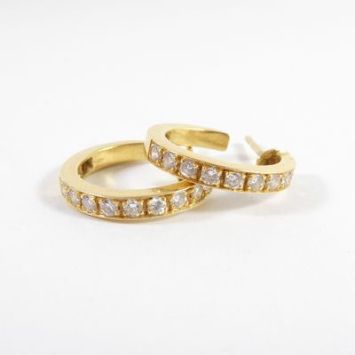 une paire de boucles d'oreilles créoles en or jaune serties de diamants