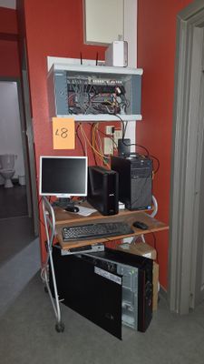 un bureau équipé d'un ordinateur et d'une imprimante