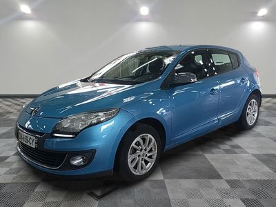 la photo d'une voiture bleue sur un sol à carreaux