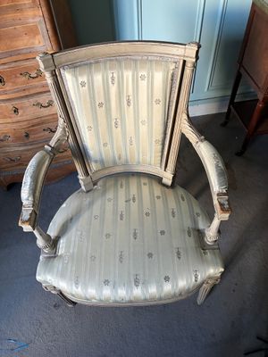 une chaise qui se trouve dans le coin d'une pièce