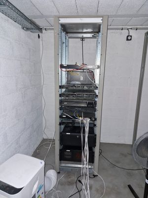 Deux baies de brassage en métal marron (dont une vide), comp…