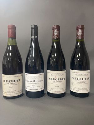 quatre bouteilles de vin sont alignées sur une table