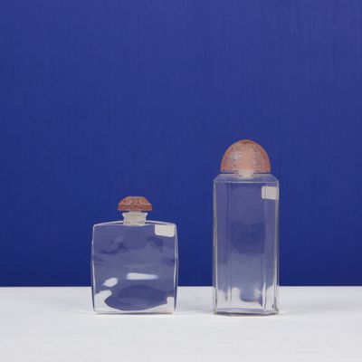 2 Flacons en cristal moulé pressé patiné rose Dont un avec b…
