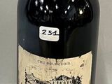 une bouteille de vin posée sur une table