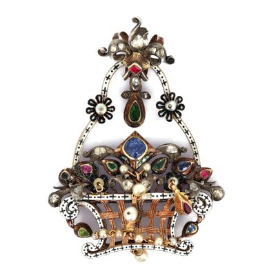 un gros plan sur un panier contenant un tas de bijoux