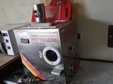 quelqu'un prend une photo d'un plan de travail de cuisine sur lequel est posé un appareil photo