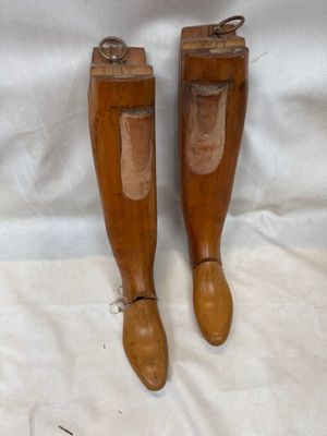 une paire de sabots anciens sur un fond de tissu blanc