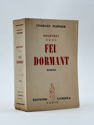 un vieux livre posé sur une table à côté d'un mur blanc