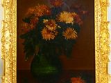 une peinture de fleurs dans un vase vert sur une table