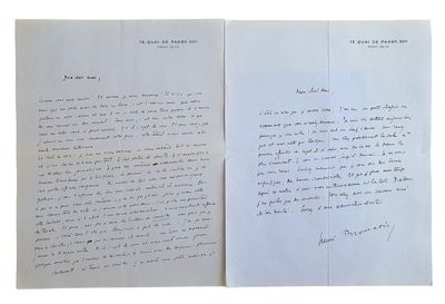 un livre ouvert contenant une lettre manuscrite et la photo d'un chat