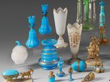 de nombreux types de vases en verre sur la table