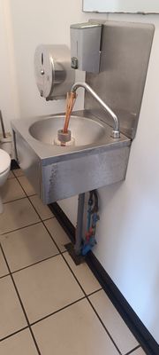une salle de bains équipée d'un lavabo et de toilettes
