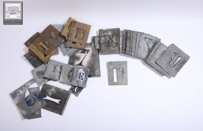 de nombreuses lettres métalliques posées sur une surface blanche