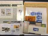 beaucoup de cartes postales et d'enveloppes posées sur une table