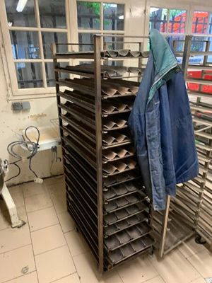 de nombreux plateaux de nourriture posés sur une étagère dans la cuisine