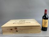 une boîte en bois avec une bouteille de vin à côté