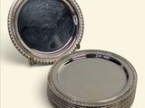 un plateau en argent avec un miroir au milieu