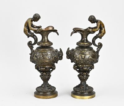 paire de vases en bronze surmontés de figures