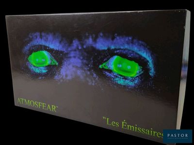 une image représentant un livre aux yeux verts sur fond noir
