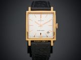 gros plan d'une montre sur une surface noire avec un fond noir
