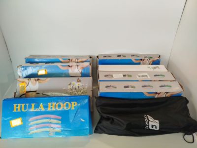 plusieurs boîtes de papier toilette et un sac de papier toilette posés sur une étagère