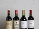 quatre bouteilles de vin sont alignées sur une table en bois