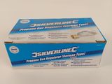 deux tubes de dentifrice Silverline posés sur une surface blanche