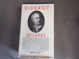 un vieux livre sur lequel figure la photo en noir et blanc d'un homme