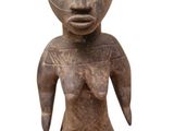 une image représentant une statue en bois d'une personne dont la tête repose sur la poitrine