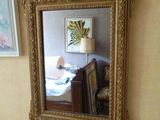 un miroir accroché au mur à côté d'un vase