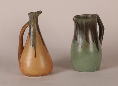 trois vases posés l'un à côté de l'autre sur une table