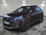 le 4x4 noir est garé sur le sol en damier d'une pièce