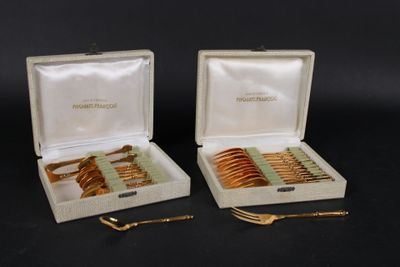 une paire de barrettes anciennes plaquées or, dans leur boîte