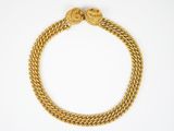 un bracelet en or tressé sur fond blanc