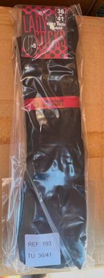 une boîte contenant un pantalon noir