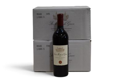 une bouteille de vin à côté d'un carton de vin